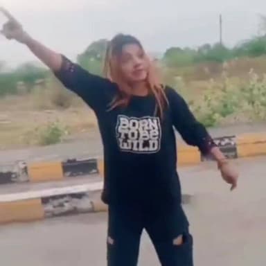 टोल प्लाजा #jhashi में युवती बनी हंगामा क्वीन, बैरीकेडिंग तोड़ा दी गंदी-गंदी गालियां घटना का वीडियो वायरल,,
#viratvasun...