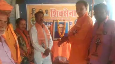 #बाराबंकी शिवसेना यूबीटी के शिवसैनिकों ने डॉ भीमराव अंबेडकर की १३५वीं जन्म जयंती सोमैया नगर देवा रोड़ पर नमन किया