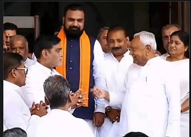 नीतीश कुमार ने अपने कैबिनेट की आखिरी बैठक के बाद दिया इस्तीफा
नई सरकार के गठन तक कार्यवाहक मुख्यमंत्री बने रहेंगे
पट...