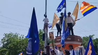 #आगरा में अंबेडकर जयंती के दौरान कुछ लोगों द्वारा भगवान परशुराम चौक पर चढ़कर वहां लगाए गए झंडों को हटाकर नीले झंडे बांधन...