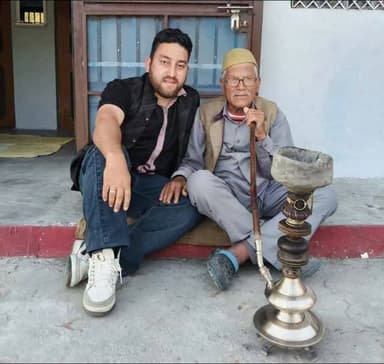 कुछ वक्त निकालकर बुजुर्गों के पास बैठिए, उनसे बातें कीजिए…
उनकी हर बात में अनुभव की गहराई और जीवन की सच्चाई छुपी होती है...