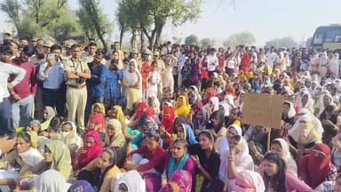 भिवाड़ी के पथरेड़ी मदरसन कंपनी में श्रमिकों का लगातार दूसरे दिन धरना जारी मांगों को लेकर तहसीलदार से वार्ता
#RajasthanN...