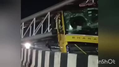 കോഴിക്കോട്: ദേശീയപാത 66-ൽ വടകര പാലോളിപ്പാലത്തിന് സമീപം ടിപ്പർ ലോറി ഇടിച്ച് ദിശാസൂചക ബോർഡ് തകർന്നു വീണു