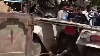 सांगानेर: कालवाड़ रोड पर बेकाबू ट्रैक्टर ने नशे में चालक के कारण स्विफ्ट डिजायर कार सहित अन्य गाड़ियों को मारी टक्कर