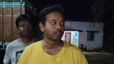 खूंटी: खूंटी वन क्षेत्र में देर रात अवैध लकड़ियों से भरा ट्रक जब्त, तस्कर और ड्राइवर फरार