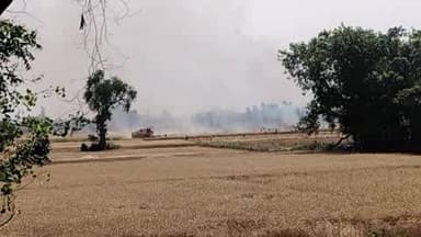 ambedkar nagar me amsin bazar se 2 km door par gehu ke khet me aag lagne se bhari nuksaan hua