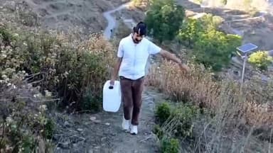 #कल्जीखाल ब्लॉक के #थापली गांव में 20 दिन से पड़ा है सूखा, 2 किमी पैदल चलकर जनप्रतिनिधि ने पहुंचाया पानी,अभी ये हाल तो क्...