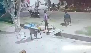 दुर्गागंज गांव में मामूली बात को लेकर दबंगों की दबंगई का सीसीटीवी वीडियो हुआ वायरल, पुलिस घटना की जांच में जुटी