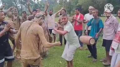 টিয়ক: ঢেকীয়াখোৱা দগাচুক ইন্দিৰা আদৰ্শ গাঁৱবাসীয়ে পূৰ্বৰ ঐতিহ্য পৰম্পৰা ৰক্ষা কৰি উদযাপন কৰিছে বোকা বিহু