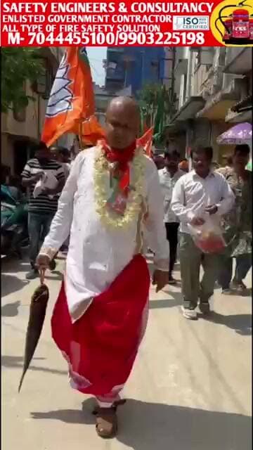 ধুতিপাঞ্জাবি পরে হাতে মাছ নিয়ে অভিনব কায়দায় ভোট প্রচারে ব্যারাকপুরের বিজেপি প্রার্থী কৌস্তব বাগচী