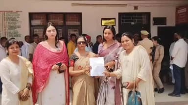 आज़मगढ़: महिला शिक्षिकाओं ने डीएम को सौंपा ज्ञापन, कहा- जनगणना में लगी ड्यूटी से मुक्त करें, घरेलू काम से परेशान रहती हैं महिलाएं