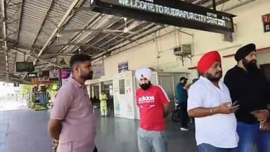 बड़ी खबर: #रूद्रपुर #व्यापारी के #कर्मचारी से #बिलासपुर में #ट्रेन में 7 लाख की #लूट #फाय#रिंग का भी लगा #आरोप
#awaaz24x7...