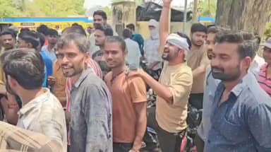 महोबा: कीरत सागर में स्मार्ट मीटर के खिलाफ उपभोक्ताओं का गुस्सा फूटा, सड़क जाम कर किया प्रदर्शन