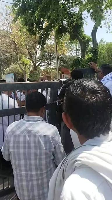 बापौली अनाज मंडी के दोनों गेटों पर मंडी के आढ़तियों ने लगाया ताला कई दिनों से नहीं हो रही है लिफ्टिंग मंडी प्रधान दलीप र...