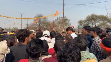 धनबाद- बोकारो मुख्य मार्ग केंदुआडीह में सड़क धँसने की सूचना के बाद मौके पर पहुंचे धनबाद महापौर संजीव सिंह बीसीसीएल के अध...