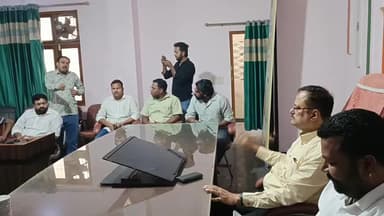 कैराना: कैराना नगरपालिका में अतिक्रमण को लेकर बुलाई गई व्यापारियों की बैठक में जमकर हुआ हंगामा