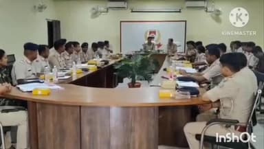 चतरा: हजारीबाग रेंज के डीआईजी अंजनी कुमार झा चतरा पहुंचे, आला अधिकारियों के साथ की समीक्षा बैठक