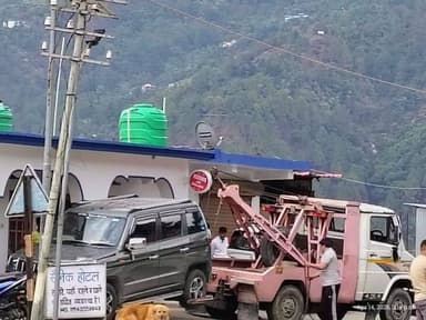 रुद्रप्रयाग: महिला की सूझ-बूझ से पकड़ी बोलेरो, 200 लीटर अवैध शराब जब्त, तस्कर फरार!