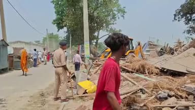 सुपौल: रेलवे जमीन से अतिक्रमण हटा, महादलित परिवार खुले आसमान के नीचे रहने को मजबूर