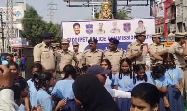 సిద్దిపేట అర్బన్: పాత బస్టాండ్ వద్ద అరైవ్ అలైన్ కార్యక్రమం నిర్వహించిన పోలీసులు