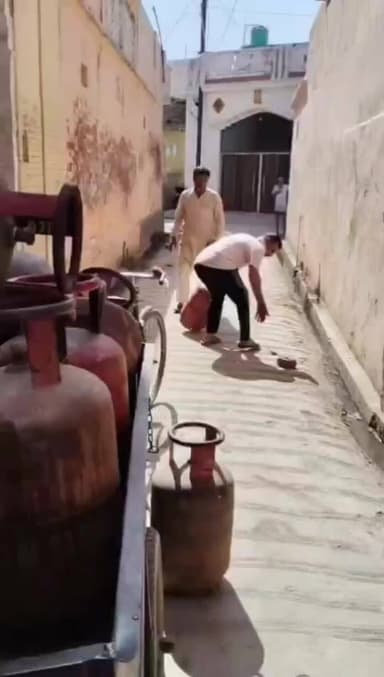 बड़ौत: छपरौली में एलपीजी उपभोक्ता का धैर्य टूटा, ईंट उठाकर सप्लायर को धमकाने और हमला कर सिलेंडर लेने का वीडियो हुआ वायरल