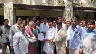 रेवाड़ी: रेवाड़ी में धरने पर बैठे दमकल कर्मचारियों को कैप्टन अजय यादव का समर्थन, सुनी मांगे