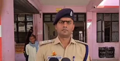 #PS गिलौला क्षेत्र में तेज रफ्तार बस की चपेट में 02 व्यक्ति घायल हो गए, पुलिस ने सीएचसी पहुंचाया जहां एक व्यक्ति को मृत ...