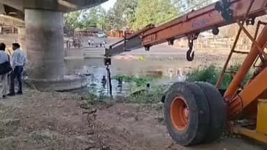 बस्ती: समाजसेवी सरोज मिश्रा की शिकायत के बाद जिला प्रशासन ने अमहट घाट पर कुवानों नदी की सफाई शुरू की