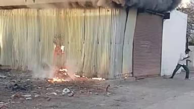 वाशिम: अनसिंगमध्ये पहाटे भीषण आग: तांदळे परिवाराचे गोदाम खाक; १८ लाखांचे नुकसान