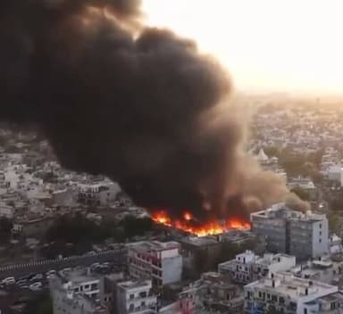 #लखनऊ के विकास नगर इलाक़े में लगी भीषण आग.
झुग्गी झोपड़ियों में लगी भीषण आग,आग का विकराल रूप देखकर मचा हड़कंप,
#Updates