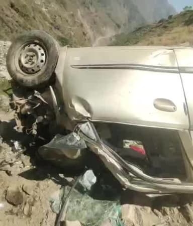 धारचूला: धारचूला में कार खाई में गिरी, एक व्यक्ति की मौत और दो घायल