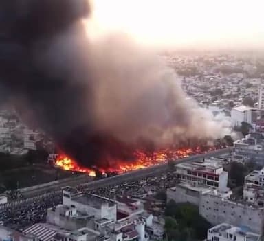 #DroneView –
#LucknowNews
लखनऊ में 10 किलोमीटर दूर से ये आग दिखाई दे रही है। कई झुग्गी–झोपड़ियां जल गई हैं। इनमें रहने व...