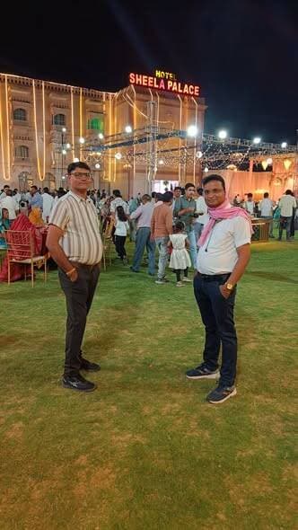 मिलन सार व्यक्तित्व के धनी बड़े भाई जेपी साहू के लड़के की शादी में शीला पैलेस निवाड़ी