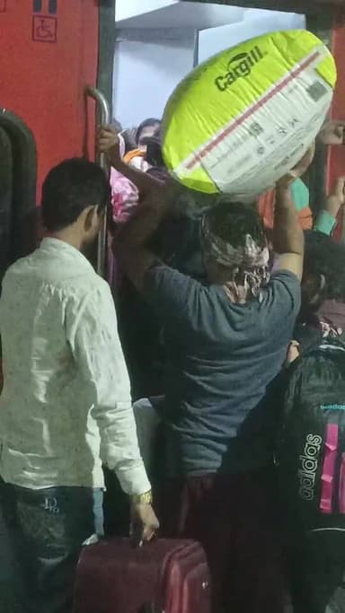 ਚਲਦੀ ਗੱਡੀ ਤੋਂ ਛਾਲ ਮਾਰੀ ਬੰਦੇ ਨੇ ਵੀਡੀਓ ਅਖੀਰ ਤੱਕ ਦੇਖੋ। ਢੰਡਾਰੀ ਸਟੇਸ਼ਨ ਬੰਦ ਹੋਣ ਕਰਕੇ ਫਿਲੌਰ ਦਾ ਬੁਰਾ ਹਾਲ। ਸਾਰੇ ਪ੍ਰਵਾਸੀ ਲੋਕ। ਇਕਲੌ...