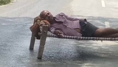 बेफिक्र युवक बीच रास्ते में बिछाया खटिया विडियो हो रहा वायरल,,
#biharnewstime #biharpolice #viralnews #trendingnews #सम...