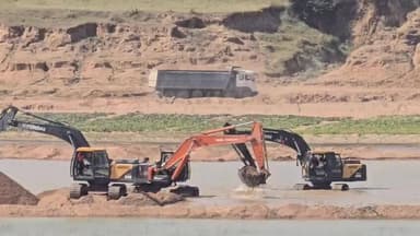 कालपी - कालपी तहसील क्षेत्र के हिमनपुरा खंड संख्या 04 का मामला
#जालौन
➡️जालौन की सरजमी पर खनन माफिया का आतंक
➡️NGT औ...