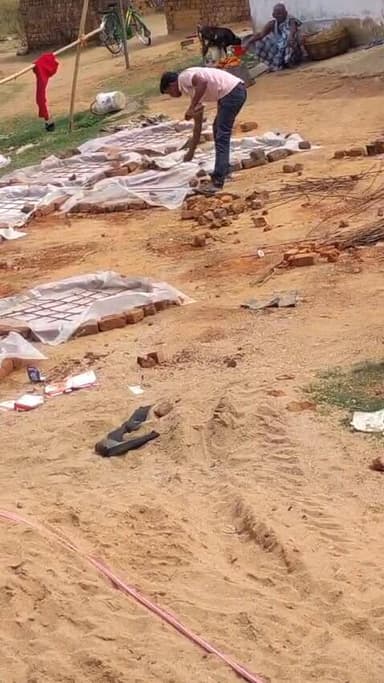 धनवार की पंचायतों में भ्रष्टाचार की हद हो गई है! शौचालय की टंकी के ढक्कन में नए छड़ की जगह जंग लगा हुआ कबाड़ डाला जा रहा...