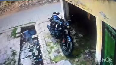 उन्नाव: सदर कोतवाली क्षेत्र के मगरवारा चौकी क्षेत्र में बुलेट चोरी की घटना का सीसीटीवी वायरल, गाड़ी मालिक ने दी पूरी जानकारी