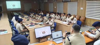 शिवहर: एसपी शुभांक मिश्रा ने की क्राइम मीटिंग, लंबित मामलों पर ढिलाई बरतने पर कार्रवाई की चेतावनी