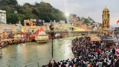 दोस्तों अभी थोड़ी देर में गंगा आरती होने जा रही है राम राम #foodchannel #kashi #vaitalvideo #omg