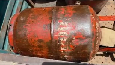 વડોદરા: ખુલ્લા પ્લોટમાં ગેસના બોટલોમાંથી ગેસની ચોરી,ગેસ એજન્સીના બે કર્મચારીઓ ઝડપાયા