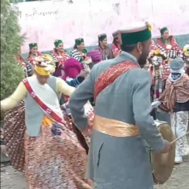 टापरी: किन्नौर के उरनी गाँव में बिशू मेले के दौरान ग्रामीणों ने मुखौटे पहनकर किया लोकनृत्य, वीडियो आया सामने