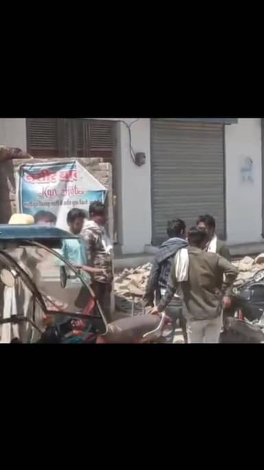 जालौन में “सवारी कम… लड़ाई ज्यादा! चौराहे पर ‘फाइट क्लब’ चालू!”
जालौन के कालपी में आज दोपहर एक चौराहा अचानक जंग का मैदान...