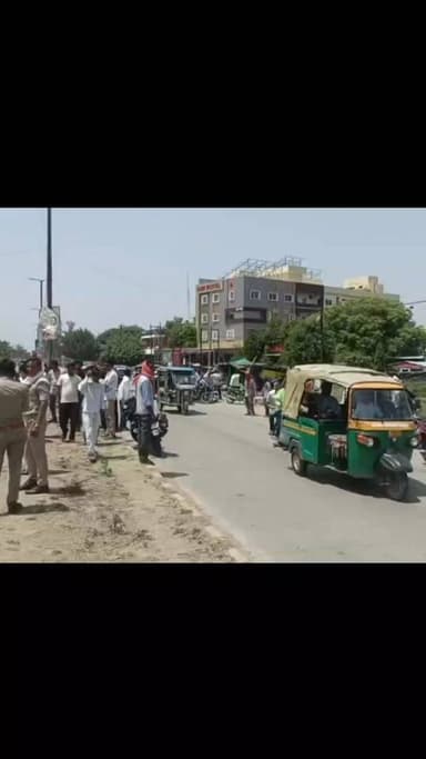 जालौन में डम्पर चालक की लापरवाही से हुआ बड़ा हादसा,
डम्पर से उतर रही महिला यात्री की डम्पर से कुचलकर हुई दर्दनाक मौत,
उ...