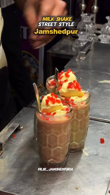 Jamshedpur ki galiyon mein milta hai asli swaad 😍
Thick, creamy aur full street style milkshake 🥤🔥
Ek sip aur dil ho jaa...