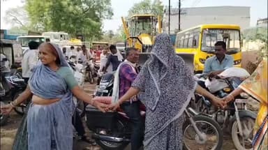 नीमच नगर: नीमच: फोरलेन निर्माण में लापरवाही से पानी की किल्लत, आक्रोशित महिलाओं ने किया चक्काजाम