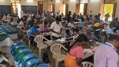 திருப்பூர் தெற்கு: ராயபுரத்தில் உள்ள அரசு பள்ளியில் வடக்கு சட்டமன்றத் தொகுதிக்கான பேலட் சீட் பொருத்தம் பணிகள் நடைபெற்றது