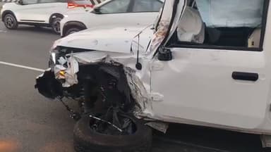 அவிநாசி: வேலூர் பிரிவு தேசிய நெடுஞ்சாலையில் லாரி மீது சொகுசு கார் மோதி விபத்து