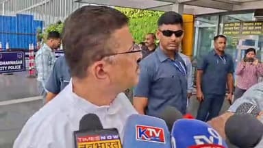 কলকাতা: হাওড়া ইস্যুতে কলকাতা বিমানবন্দরে সাফাই শুভেন্দুর— “আমি উত্তেজিত নই, পরিস্থিতির জবাব দিয়েছি”