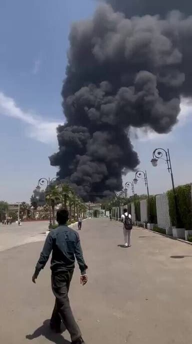 गाज़ियाबाद के इंदिरापुरम थाना क्षेत्र में उस वक्त अफरा-तफरी मच गई जब झुग्गियों और कबाड़ के गोदाम में भीषण आग भड़क उठी।
आ...